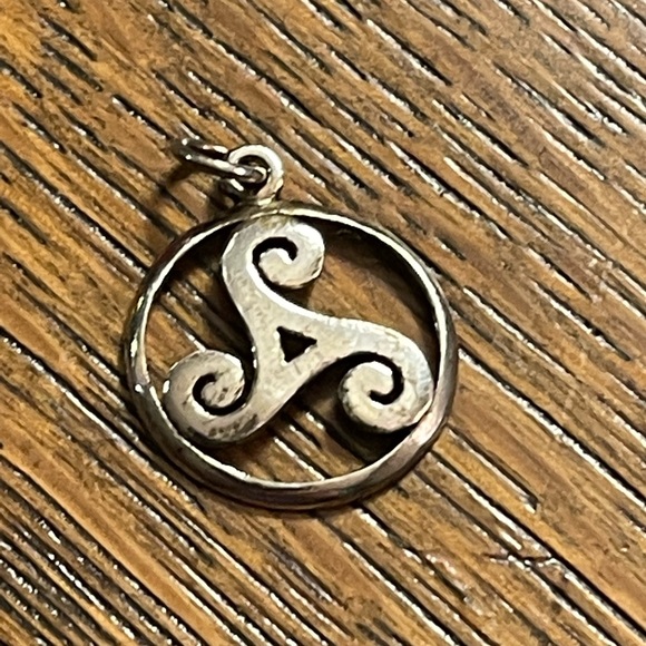 Sterling silver 925 Peter Stone Celtic Triskele Pendant - Picture 2 of 3